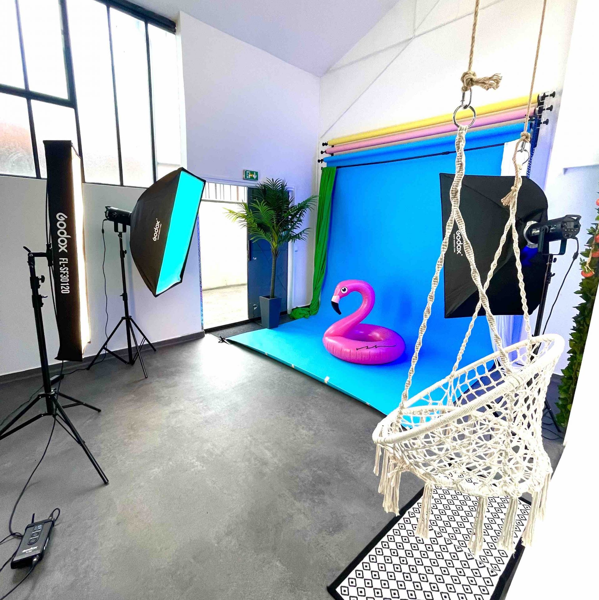 Présente l'espace shooting, avec fonds de couleurs à Studio Z.